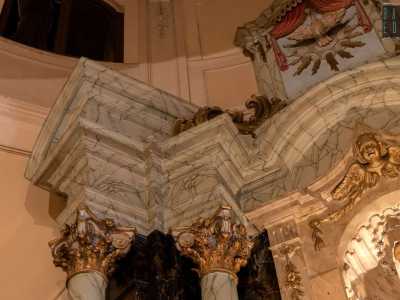...contraddistinto da quattro colonne con capitelli corinzi dorati